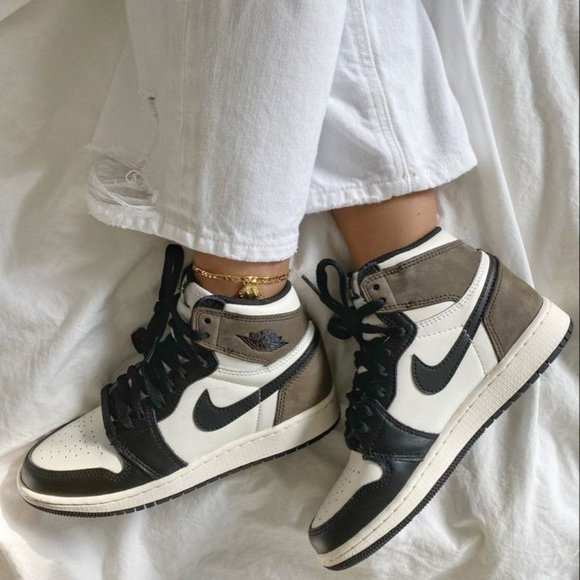 IN SEARCH OF SNEAKERS - Picture 4 of 8